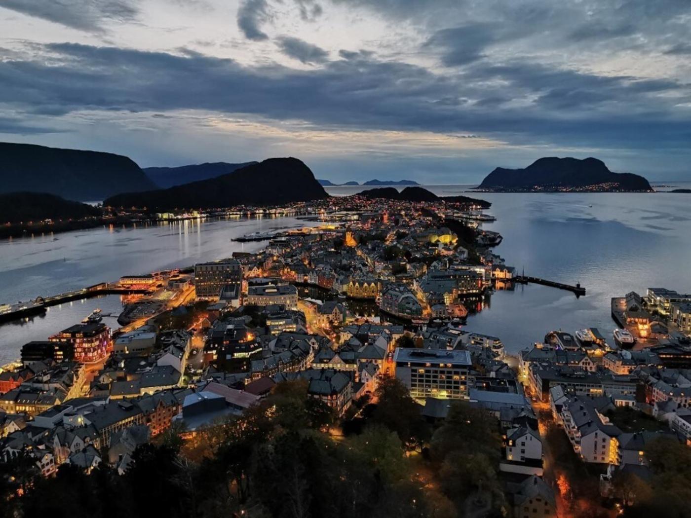 Apartment Close To The City Center With Sea View Ålesund Exterior foto